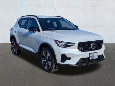 Used 2024 Volvo XC40 B5 Core w/ Climate Package image 7