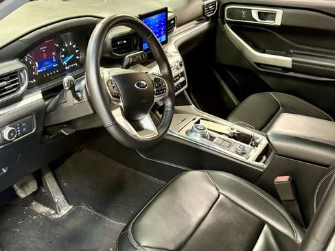 Used 2021 Ford Explorer XLT w/ Equipment Group 202A AWD/4WD image 3