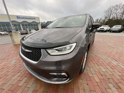 Used 2023 Chrysler Pacifica Touring-L image 27