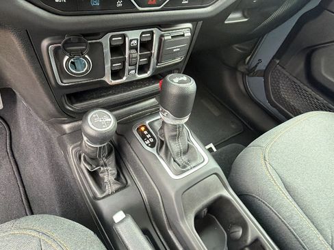 Used 2025 Jeep Wrangler Sahara image 30