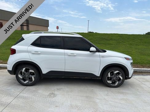 Used 2022 Hyundai Venue SEL w/ Cargo Package FWD image 4
