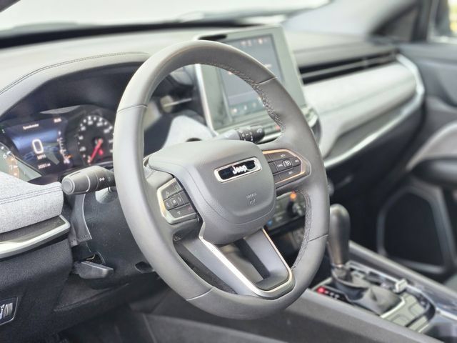Used 2025 Jeep Compass Latitude AWD/4WD image 12