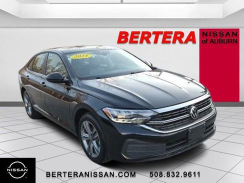 Used 2024 Volkswagen Jetta SE image 4