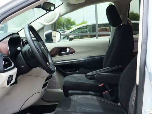 Used 2023 Chrysler Voyager LX image 43