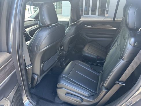 Used 2025 Jeep Grand Cherokee L Limited image 17