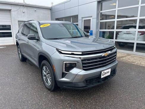 Used 2025 Chevrolet Traverse LT image 2