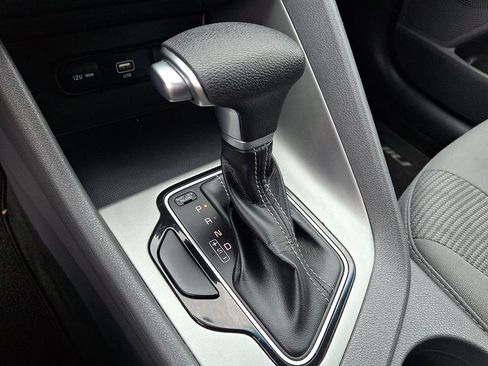 Certified 2022 Kia Niro LX image 15