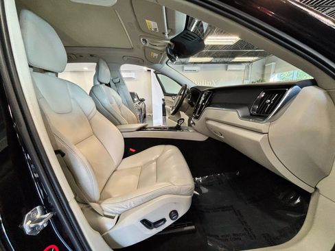 Used 2019 Volvo XC60 T5 Momentum w/ Premium Package image 18