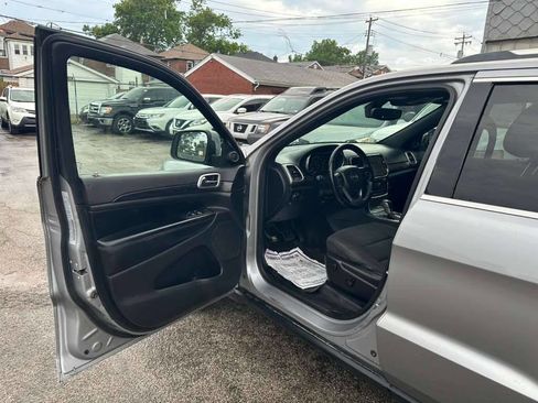 Used 2019 Jeep Grand Cherokee Laredo w/ 18" Wheel & 8.4" Radio Group AWD/4WD image 9