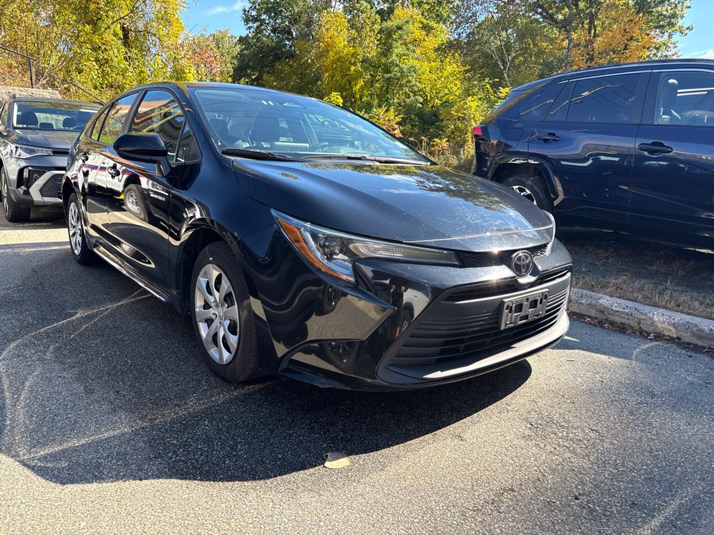 Used 2025 Toyota Corolla LE FWD image 2