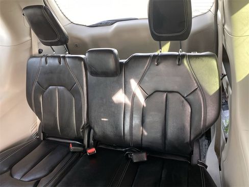 Used 2023 Chrysler Pacifica Touring-L image 30