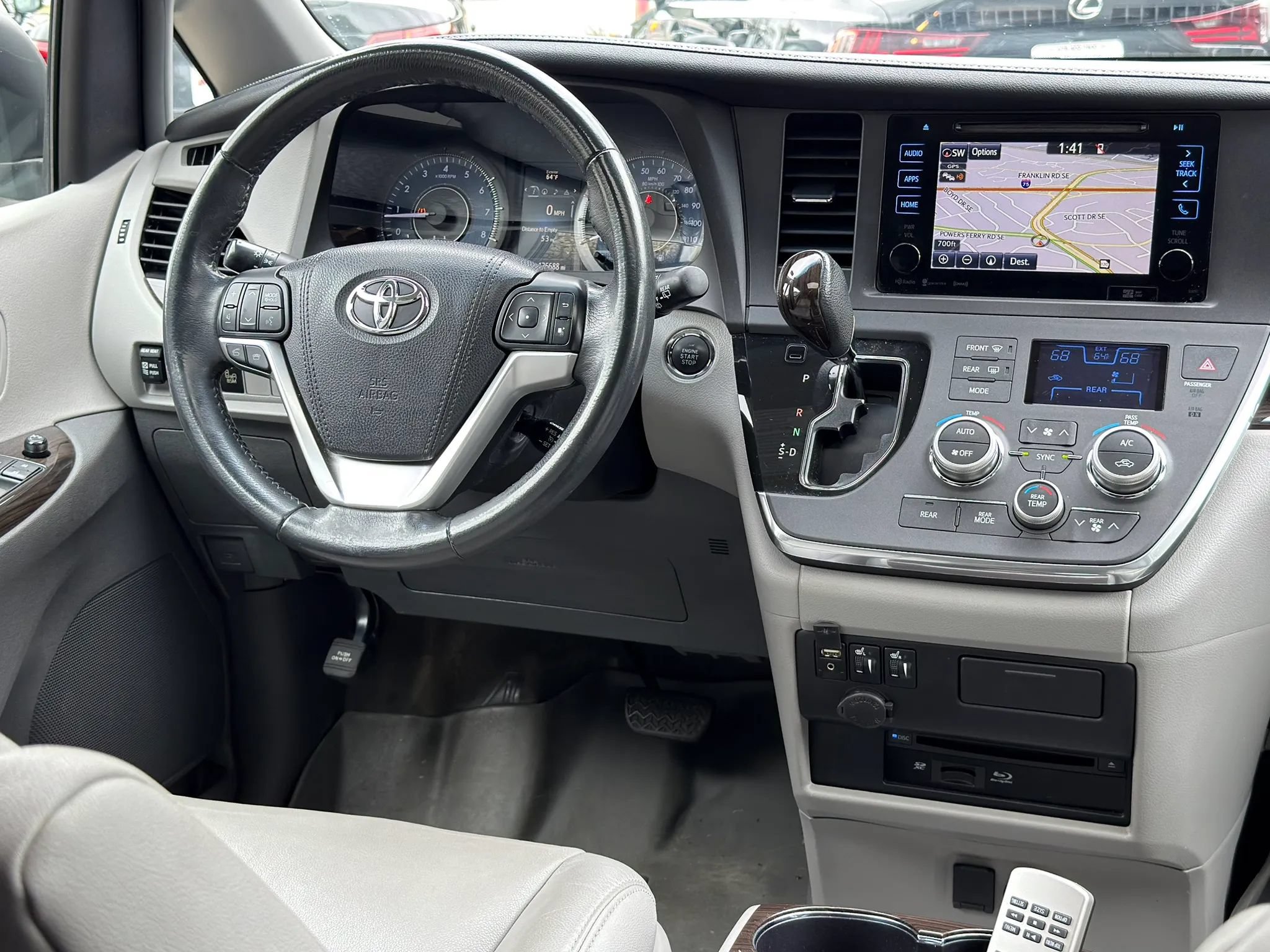 Used 2017 Toyota Sienna XLE Premium FWD image 22