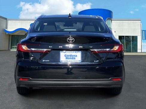 Used 2025 Toyota Camry SE image 5