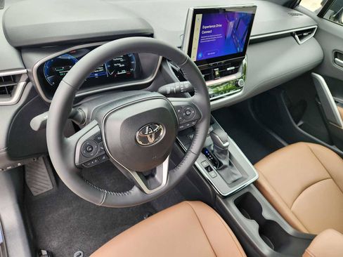 Used 2026 Toyota Corolla Cross XLE FWD image 2