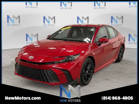 Used 2025 Toyota Camry SE FWD image 1