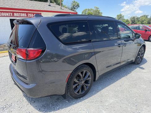 Used 2018 Chrysler Pacifica Limited w/ Advanced Safetytec Group FWD image 3