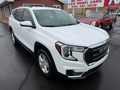 Used 2024 GMC Terrain SLE w/ Driver Convenience Package image 4