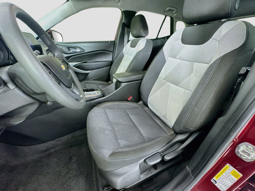 Used 2025 Chevrolet Trax LS w/ LS Convenience Package FWD image 12