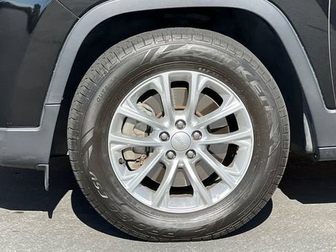 Used 2019 Jeep Cherokee Latitude w/ Popular Appearance Group AWD/4WD image 30