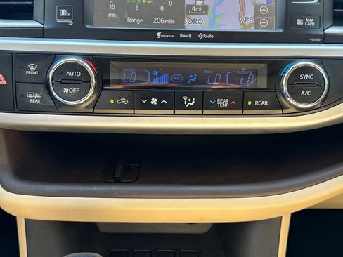 Used 2018 Toyota Highlander Limited AWD/4WD image 24