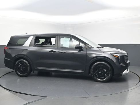 Used 2025 Kia Carnival FWD image 11