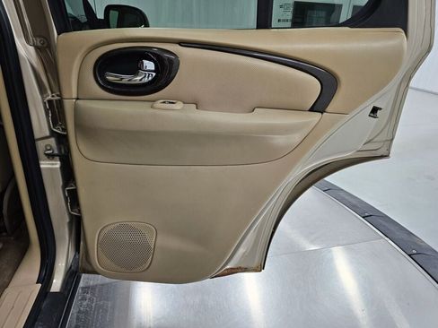 Used 2004 Buick Rainier CXL image 23