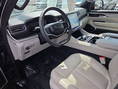 Used 2025 Jeep Wagoneer 4WD image 18
