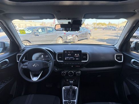 Used 2025 Hyundai Venue SEL image 33
