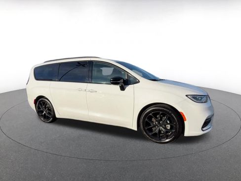 Used 2025 Chrysler Pacifica Limited image 2