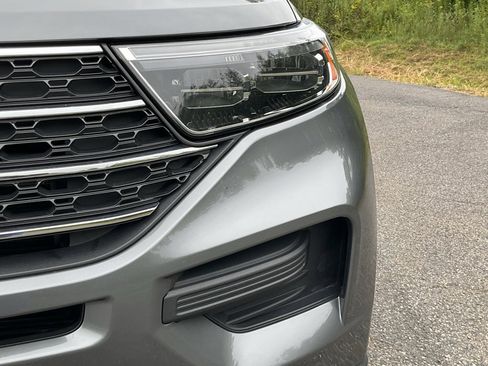 Used 2022 Ford Explorer XLT image 2