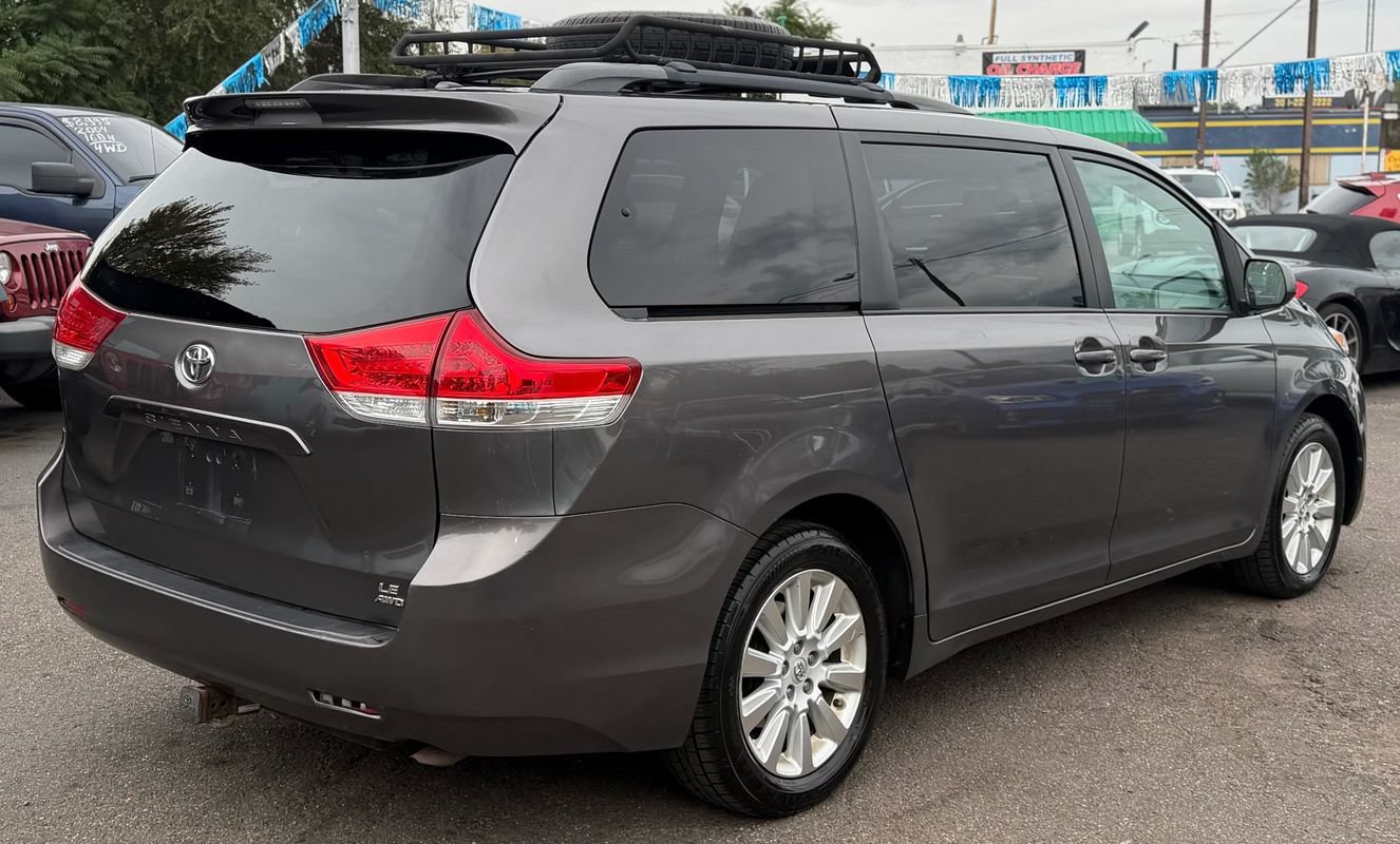Used 2013 Toyota Sienna LE w/ Towing Pkg AWD/4WD image 3