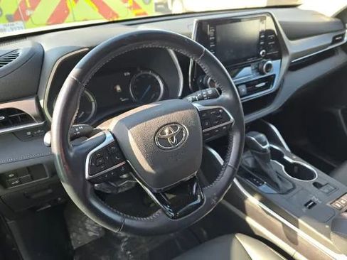 Used 2021 Toyota Highlander XLE image 8