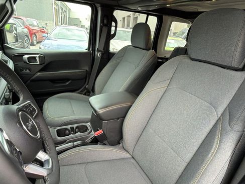 Used 2025 Jeep Wrangler Unlimited Sahara AWD/4WD image 17