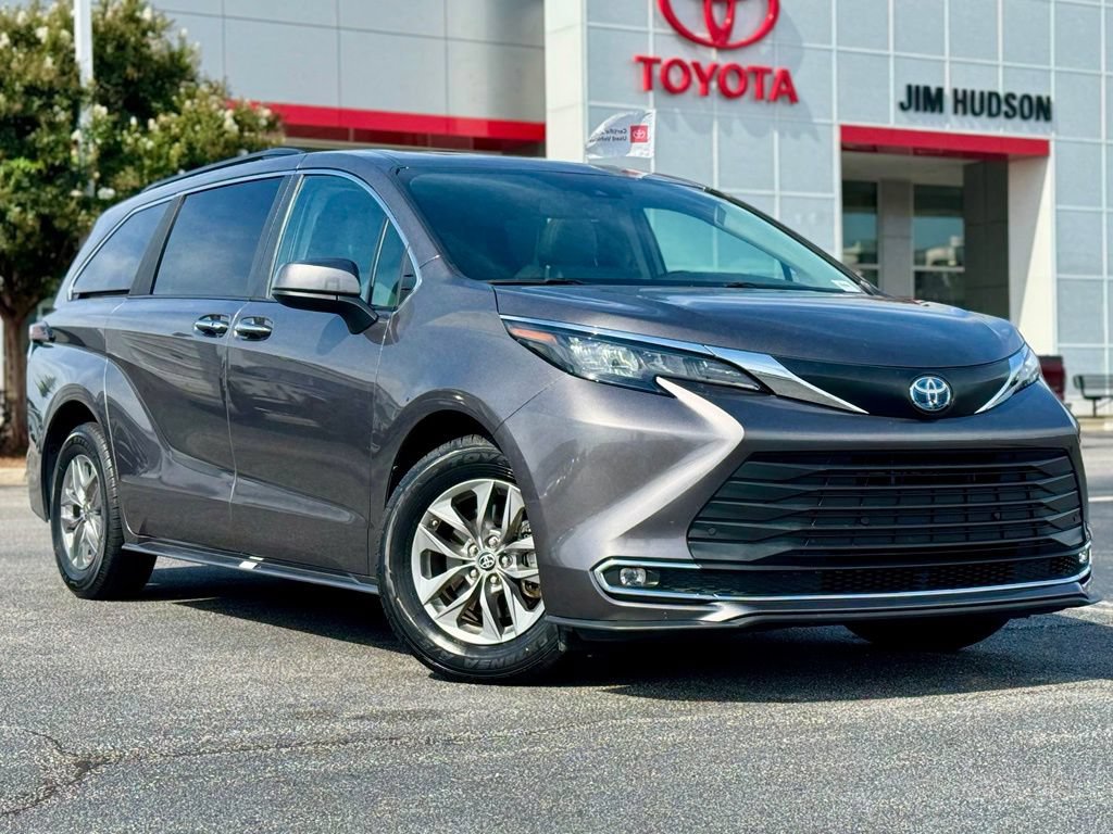 Used 2024 Toyota Sienna XLE FWD image 2