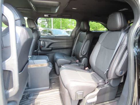 Used 2025 Toyota Sienna Platinum AWD/4WD image 15