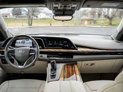 Used 2022 Cadillac Escalade ESV Premium Luxury Platinum w/ Heavy-Duty Trailer Package image 12