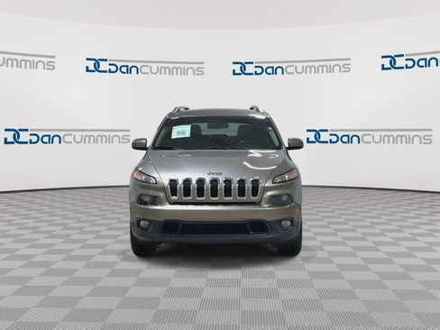 Used 2017 Jeep Cherokee Latitude w/ Cold Weather Group AWD/4WD image 3