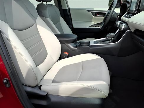 Used 2020 Toyota RAV4 XLE Premium image 16