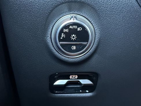 Used 2025 Mercedes-Benz C 300 4MATIC Sedan image 30