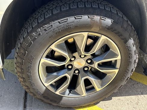 Used 2025 Chevrolet Silverado 1500 LT AWD/4WD image 11