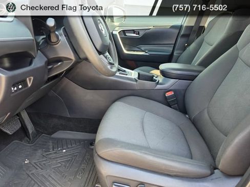 Used 2025 Toyota RAV4 XLE AWD/4WD image 14