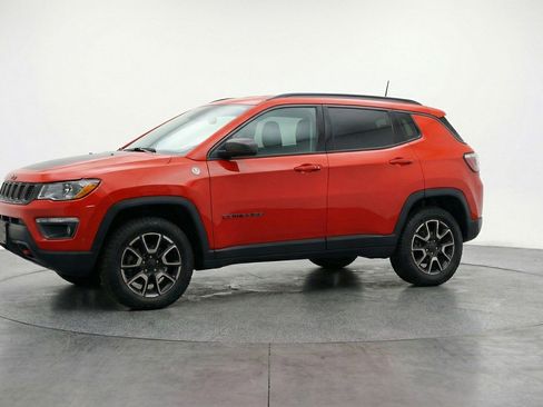 Used 2025 Jeep Compass Trailhawk image 3