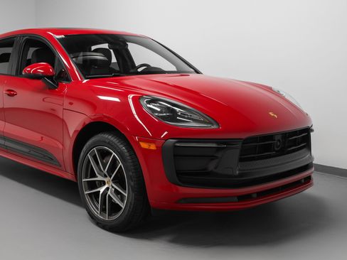 Certified 2023 Porsche Macan AWD/4WD image 9