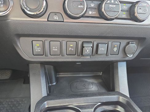 Used 2021 Toyota Tacoma TRD Sport w/ TRD Premium Sport Package AWD/4WD image 25