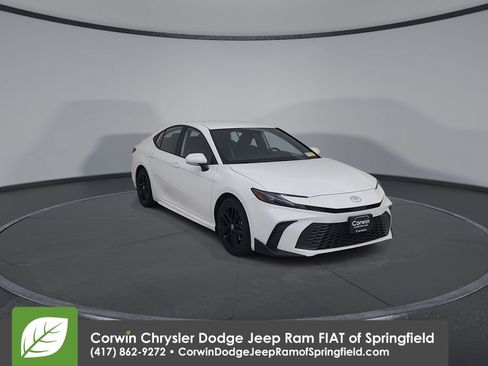 Used 2025 Toyota Camry SE image 5