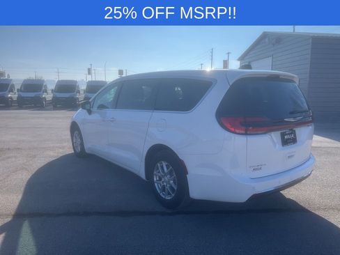 New 2026 Chrysler Pacifica Select image 4