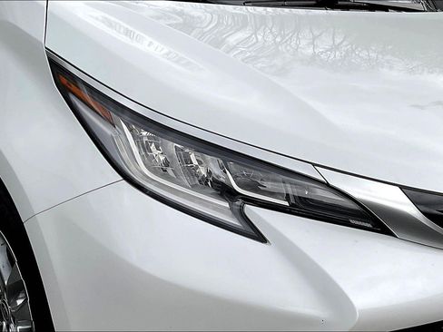 Used 2022 Toyota Sienna Limited image 33