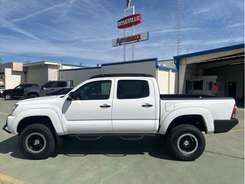 Used 2011 Toyota Tacoma 4x4 Double Cab w/ TRD Off-Road Pkg w/JBL Audio image 9