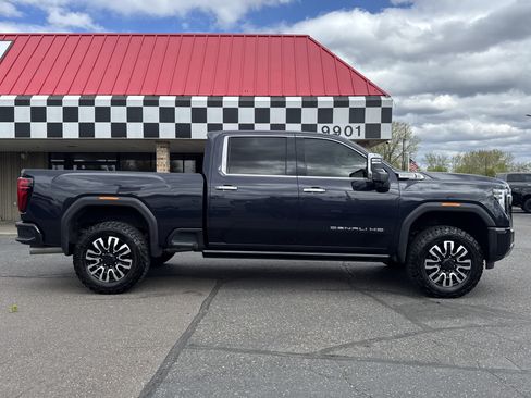 Used 2024 GMC Sierra 2500 Denali w/ Denali Reserve Package AWD/4WD image 8