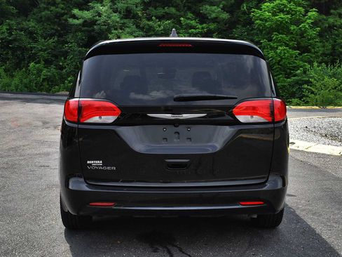 Used 2023 Chrysler Voyager LX FWD image 7